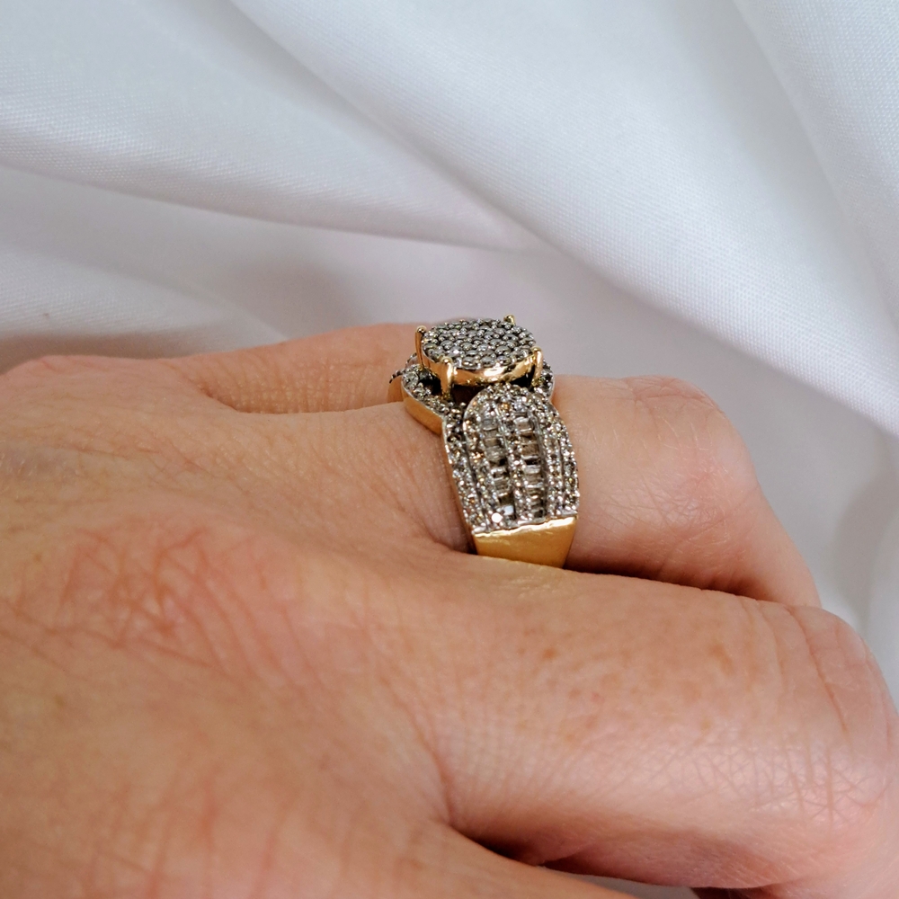 1.27ctw. ROUND BAGUETT CROWN TOP WHITE DIAMOND CLUSTER 10K YELLOW GOLD RING - Picture 8 of 16